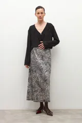 Falda midi de tiro alto con estampado animal print de cebra en blanco y negro, con fruncido elástico en la cintura.