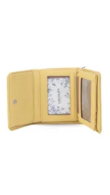 Billetera mediana de símil cuero color azul, con cierre a presión y compartimento posterior con cierre. Incluye múltiples tarjeteros, visores y divisiones internas para billetes.