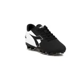 Championes de fútbol Diadora Striker II MD, color negro con detalles en blanco.