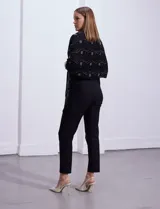 Pashmina o chal negro de gasa, con apliques de brillos plateados en forma de estrellas y líneas curvas.