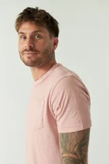 Remera de hombre color ladrillo, lisa, de corte regular, con bolsillo en el pecho, manga corta y cuello redondo. Confeccionada en algodón.