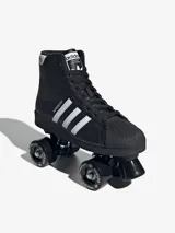 Patines Adidas Superstar 82 Skate negros con detalles en blanco, con puntera redondeada y las 3 Rayas dentadas. La parte superior alta está hecha de cuero suave y revestido. Incluyen freno delantero y el logo de adidas Superstar en las ruedas.