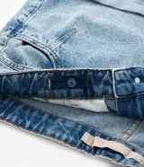 Short mom de jean color celeste con tiro alto, trabillas en la cintura y dobladillo revuelto en las piernas.