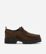 Zapato masculino de cuero con textura gamuza, diseño moc toe y suela track robusta. Cuenta con cordones cortos y tirador trasero reforzado.