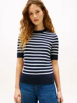 Sweater de punto fino Tommy Hilfiger, color azul marino con diseño de rayas horizontales blancas. Cuenta con cuello redondo y mangas cortas, con logo bordado en el pecho.