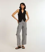 Pantalón recto de jeans gris, con bolsillos cargo laterales y cierre de botón y cremallera.