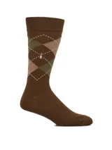 Medias de caña alta marrones con diseño de rombos estilo argyle en tonos marrón, beige y verde militar, y pequeño bordado de un perro en el centro.