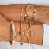 Esclava rígida de oro 18k con acabado satinado y diseño de cinta plana. Presenta una textura fina en su superficie y un diseño minimalista.