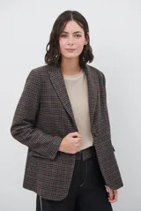 Blazer de paño con estampado de cuadros en tonos marrones, con solapas clásicas, hombreras, cierre frontal con un botón y botones decorativos en los puños.