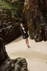 Minifalda de cuero color marrón oscuro, con fajón en la cintura y volados en el ruedo.