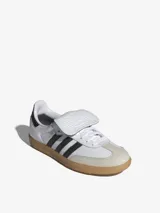 Zapatillas Adidas Samba LT blancas con las tres tiras negras y suela de goma color caramelo.