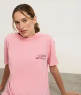 Remera deportiva oversize de algodón rosado con acabado desteñido, cuello redondo, manga corta y estampa frontal 'Core Queen' en tono burdeos.