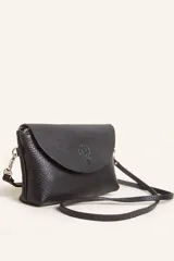 Cartera tipo sobre de cuero color marrón, con solapa frontal redondeada que presenta un detalle circular grabado. Incluye correa larga ajustable y extraíble, cierre principal y broche de seguridad.