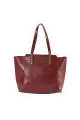 Cartera tipo tote bag de cuero sintético con relieve tipo cocodrilo, color bordó, con doble asa de hombro y detalles de tachas metálicas doradas en la base de las asas.