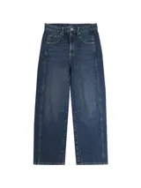 Pantalón jean azul de tiro medio, corte barrel con ajuste relajado en la parte superior, diseño clásico de cinco bolsillos, con cierre frontal de cremallera y botón metálico.