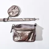 Bandolera color peltre con correa ajustable y monedero circular extraíble.