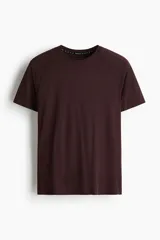 Remera deportiva color marrón oscuro con tecnología DryMove, de manga corta raglán, cuello redondo y paneles microperforados en los laterales y hombros.