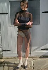 Falda de microtul negra, de corte irregular y con lazos laterales para ajustar.