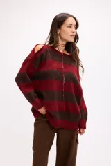 Buzo de tejido de punto con diseño de rayas horizontales anchas en color amarillo y marrón. Presenta cuello redondo, corte holgado y detalle de aberturas en los hombros.