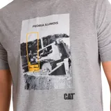 Remera gris de manga corta con cuello redondo y estampado frontal de una máquina Caterpillar con texto "Peoria Illinois" y logo de la marca. Corte clásico.