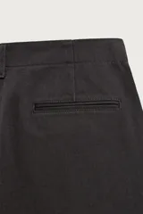 Pantalón chino regular fit de color negro, confeccionado en tejido de algodón. Cuenta con bolsillos frontales, detalle de bolsillo cerillero, bolsillos traseros de doble vivo y cierre frontal con cremallera y botón.