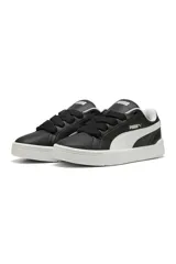 Championes Puma modelo Park Lifestyle Easy de color negro con la franja lateral y suela en color blanco, cordones anchos y diseño urbano.