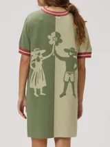 Vestido corto de punto tricolor, con diseño de bloques en tonos turquesa, celeste y azul marino. Presenta cuello redondo y puños con líneas en tonos tostado y blanco, además de un sutil bordado en el pecho.