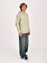 Canguro de tejido grueso color marrón, con capucha y bolsillo canguro frontal. Presenta un estampado minimalista en el pecho con texto y un diseño abstracto.