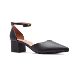 Zapato de vestir negro con punta fina, escote lateral y pulsera al tobillo con hebilla dorada. Tiene taco cuadrado.