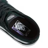 Championes Vans modelo Sk8-Hi diseñados para BMX, de caña alta en color verde oscuro. Presentan la icónica banda lateral blanca, construcción resistente con tecnología Wafflecup BMX, suela de goma y cierre con cordones.