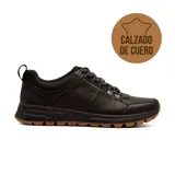 Zapato casual Hi-Tec modelo Bernat, confeccionado en cuero negro con textura granulada. Presenta un diseño de estilo trekking con cordones, entresuela negra y suela de goma dentada en color tostado.