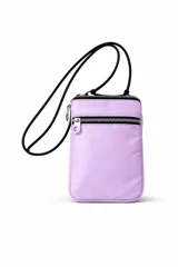 Bandolera pequeña color lila, con dos compartimentos principales con cierre de cremallera y un bolsillo frontal con cierre. Tiene una correa fina y ajustable de cordón negro.