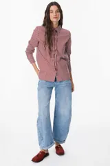 Camisa de manga larga con estampado de rayas verticales en color bordó y blanco, cuello clásico y cierre frontal con botones.