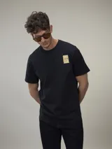 Remera negra de algodón con estampado en el pecho.