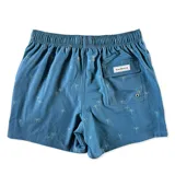 Short de baño color azul con estampado sutil de palmeras, cintura elástica con cordón ajustable, dos bolsillos laterales y un bolsillo trasero con solapa. Cuenta con aberturas laterales en el ruedo.