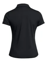 Chomba deportiva Under Armour de manga corta, color negro, con cuello polo y tapeta de cuatro botones. Confeccionada en tejido elástico, transpirable y de secado rápido, con protección UPF 50+.