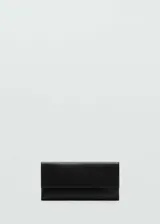 Bolso de mano negro de piel con asa corta de cadena y asa de hombro. Tiene cierre de solapa con botón magnético, tamaño mediano, diseño rectangular y forro interior.
