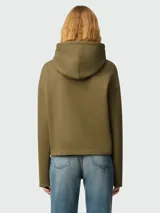 Buzo blanco con capucha y bolsillo tipo canguro, con logo bordado en el pecho.