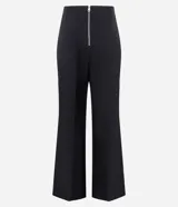 Pantalón de vestir negro, de corte palazzo, sin cintura, con pliegues y cierre trasero.