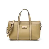 Cartera tipo tote bag de material símil cuero color verde, con textura granulada. Presenta dos asas de mano y una correa larga desmontable y regulable. Cuenta con cierre metálico superior y logo XL aplicado en el frente.