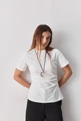 Remera negra de manga corta, con cuello redondo y diseño de corte recto.