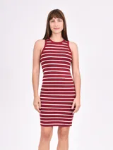 Vestido ajustado al cuerpo, color bordó con rayas horizontales blancas, sin mangas y cuello redondo.