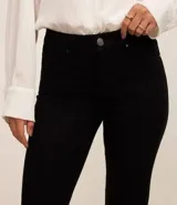 Pantalón de sarga modelo flare con tiro alto, corte ceñido en caderas y muslos con apertura acampanada desde la rodilla. Cuenta con cintura con trabillas, cierre de botón y cremallera, y bolsillos funcionales en frente y espalda.