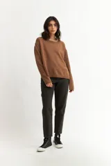 Sweater marrón de tejido de punto, con cuello redondo y corte holgado.