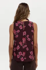 Musculosa estampada de color bordó con diseño floreado y escote redondo, confeccionada en mezcla de algodón y seda.