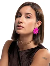 Gargantilla tipo choker dorada compuesta por eslabones circulares entrelazados con textura martillada y cierre ajustable.