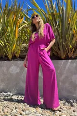 Conjunto fucsia compuesto por un remerón de mangas cortas y un pantalón palazzo de lino.