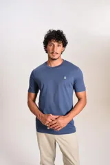 Remera de manga corta con cuello redondo, confeccionada en algodón, con logo de pingüino bordado en el pecho.