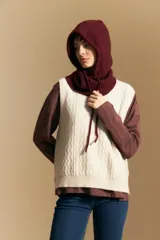 Chaleco tejido de punto en color azul marino, con diseño de textura sutil en relieve, escote redondo y terminaciones acanaladas en cuello, sisas y ruedo.