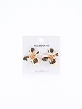 Caravanas con diseño de flor de cuatro pétalos en color dorado con acabado brillante.